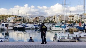 Agente portuario en uno de los puertos de Baleares.