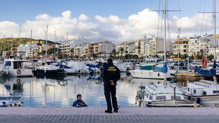 Agente portuario en uno de los puertos de Baleares.