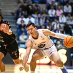 Jugadores de baloncesto compiten en un partido emocionante en Compostela