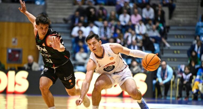 Jugadores de baloncesto compiten en un partido emocionante en Compostela