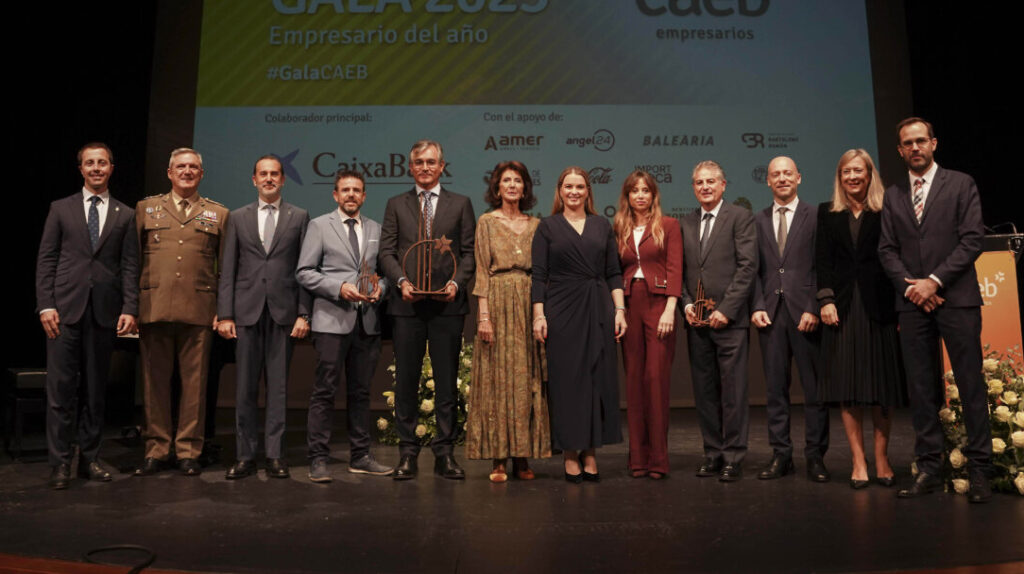 Grupo de empresarios premiados en la Gala del Empresario 2025 en Maó