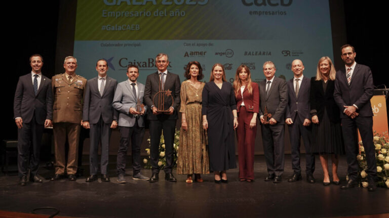 Grupo de empresarios premiados en la Gala del Empresario 2025 en Maó