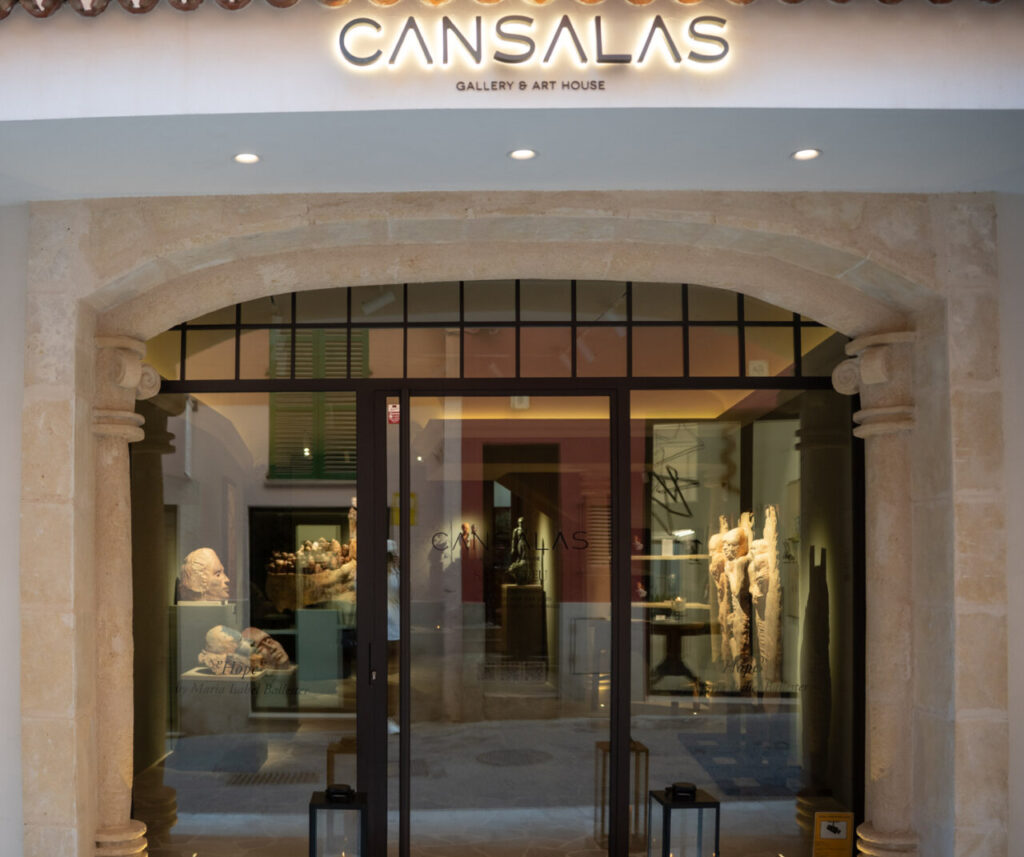 Entrada de la Galería Cansalas con esculturas visibles en el interior.