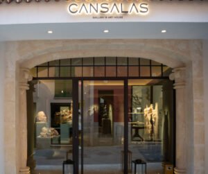 Entrada de la Galería Cansalas con esculturas visibles en el interior.