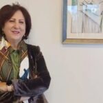 Teresa Peramato posando con brazos cruzados en un entorno profesional
