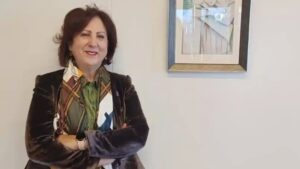 Teresa Peramato posando con brazos cruzados en un entorno profesional