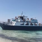 Barco de transporte turístico en aguas de ses Salines