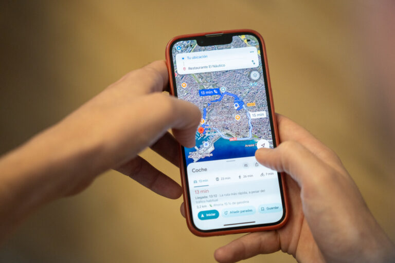 Usuario interactuando con Google Maps en un teléfono móvil.