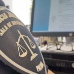 Insignia de la policía en un entorno de oficina