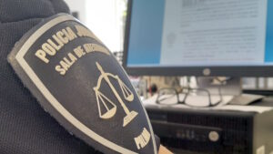 Insignia de la policía en un entorno de oficina