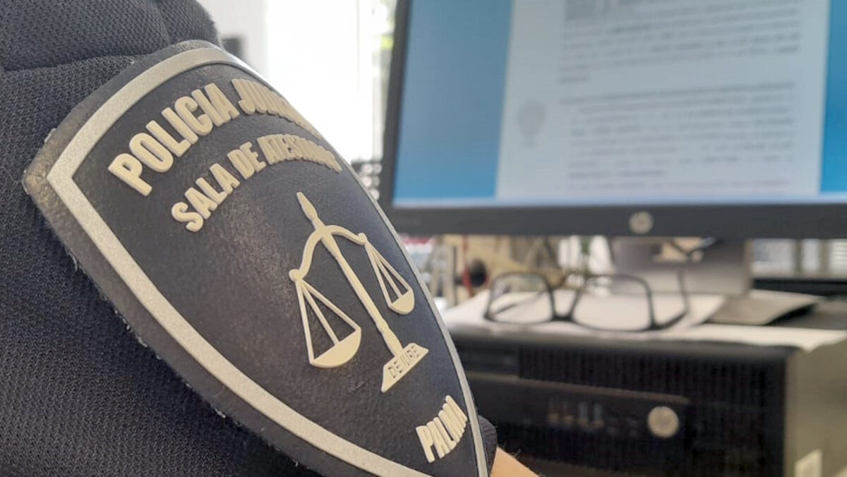 Insignia de la policía en un entorno de oficina