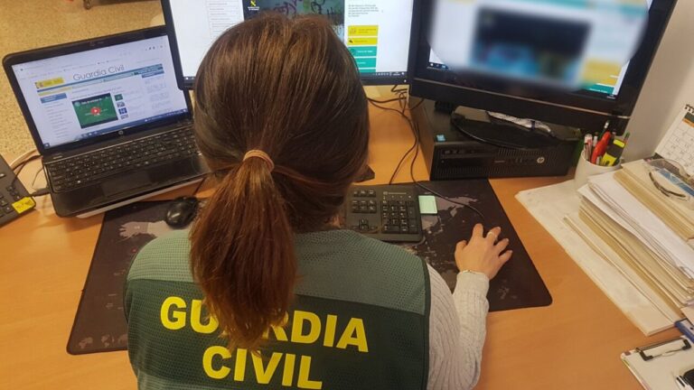 Agente de la Guardia Civil trabajando en la investigaci&oacute;n de robos en viviendas.