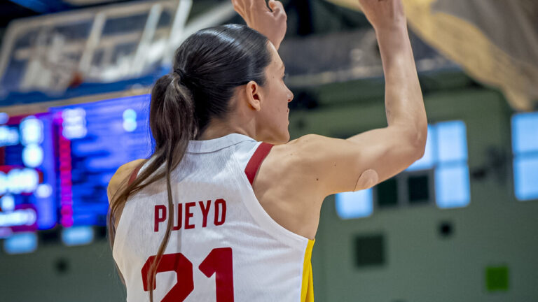 Helena Pueyo en acción durante un partido de baloncesto