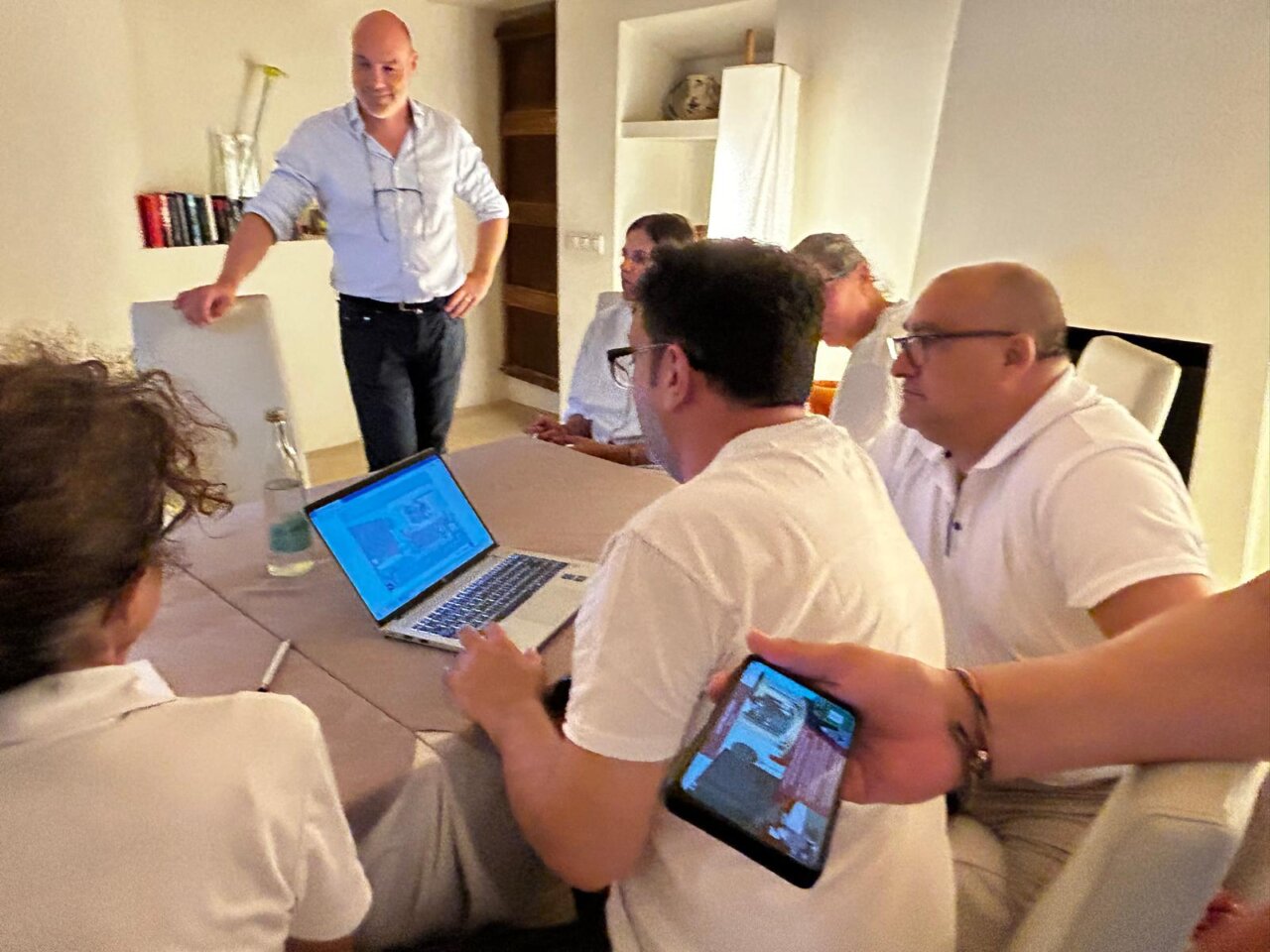 Grupo de profesionales interactuando con un juego digital sobre economía circular.