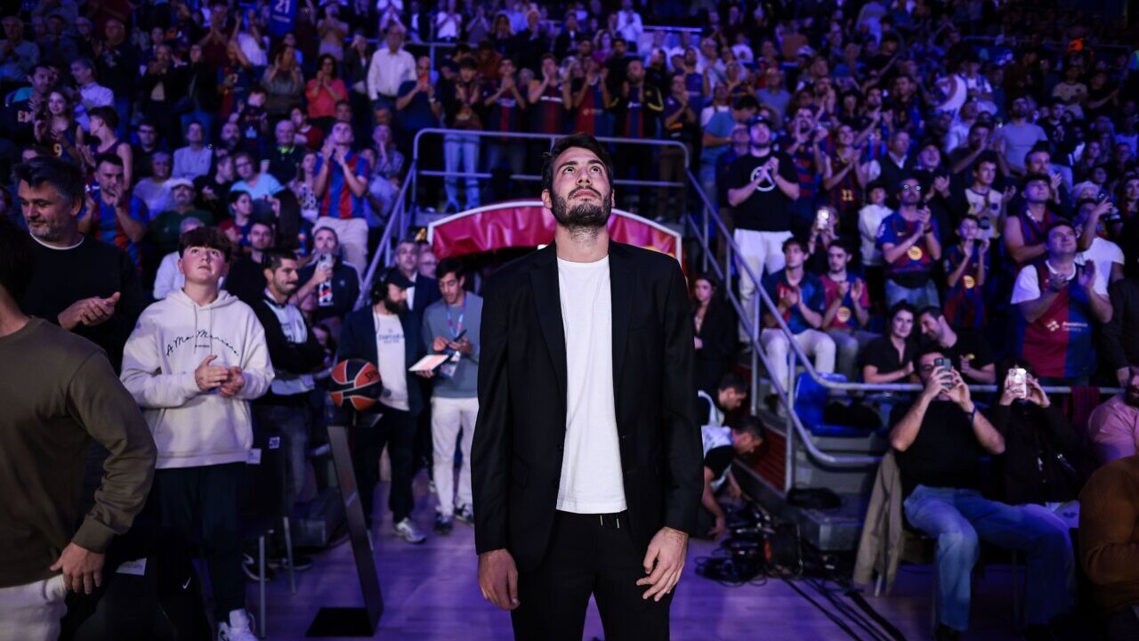 &Aacute;lex Abrines recibiendo homenaje en el Palau Blaugrana