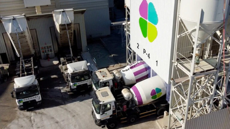 Fábrica de hormigón Hormort con camiones de mezcla en operación.
