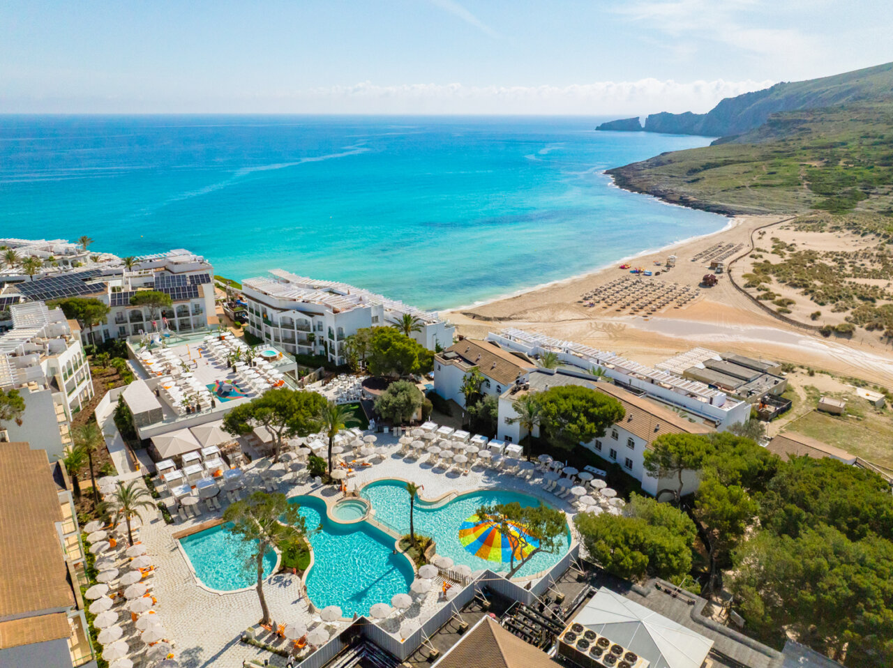 Vista aérea de un hotel VIVA junto a la playa en Mallorca