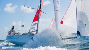 Hugo Ramón navegando en su velero Cristalmina durante la Mini Transat 2025