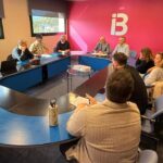 Reunión en IB3 para firmar acuerdo de clasificación del personal.