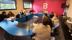 Reuni&oacute;n en IB3 para firmar acuerdo de clasificaci&oacute;n del personal.