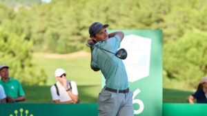 Jugador de golf en acción durante el Rolex Grand Final en Alcanada