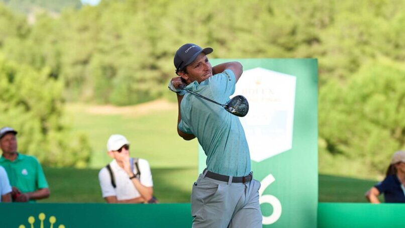 Jugador de golf en acción durante el Rolex Grand Final en Alcanada