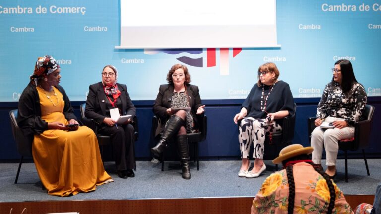 Panel de mujeres en la II Trobada Internacional de Dones Electes