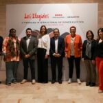 Participantes de la II Trobada Internacional de Dones Electes en un evento de liderazgo femenino.