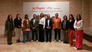 Participantes de la II Trobada Internacional de Dones Electes en un evento de liderazgo femenino.