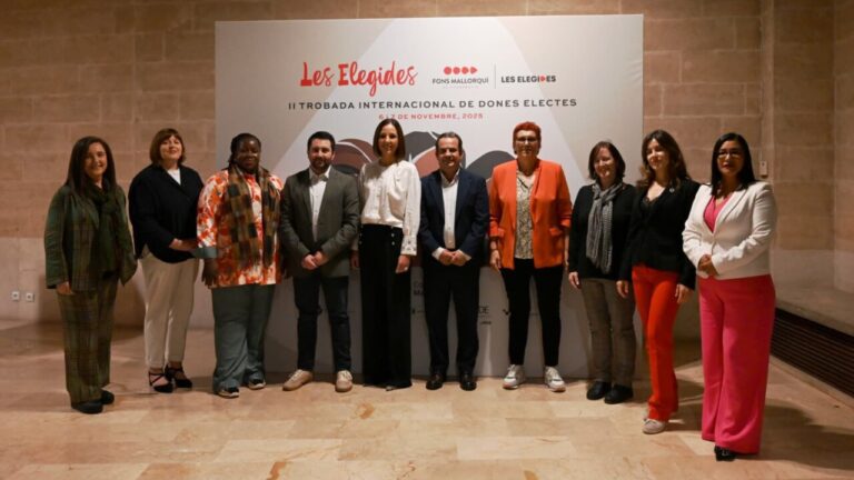 Participantes de la II Trobada Internacional de Dones Electes en un evento de liderazgo femenino.