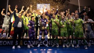 Equipo Illes Balears Palma Futsal celebrando su victoria con trofeo