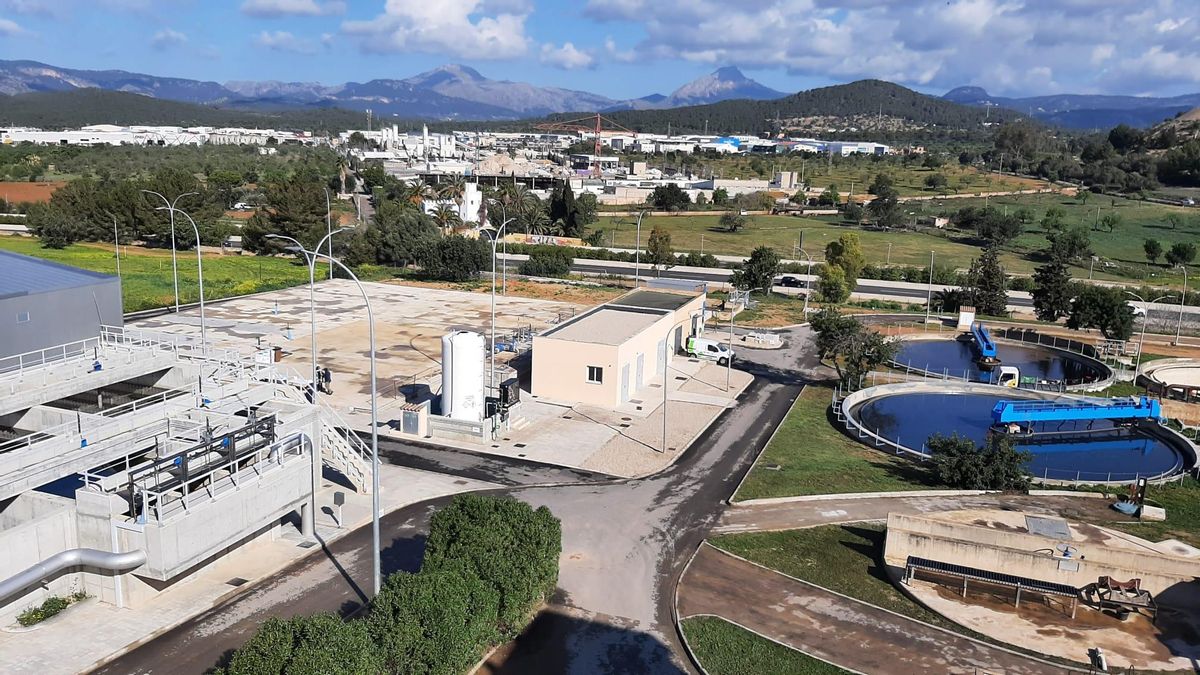 Planta de tratamiento de agua en Calvià con paisajes montañosos al fondo