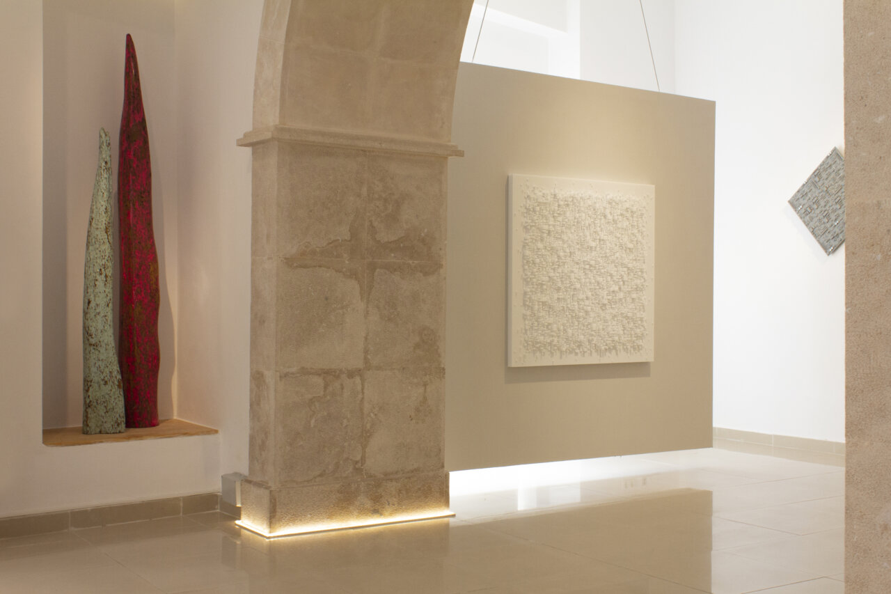 Vista interior de la galería Anomalie con esculturas y obras de arte.