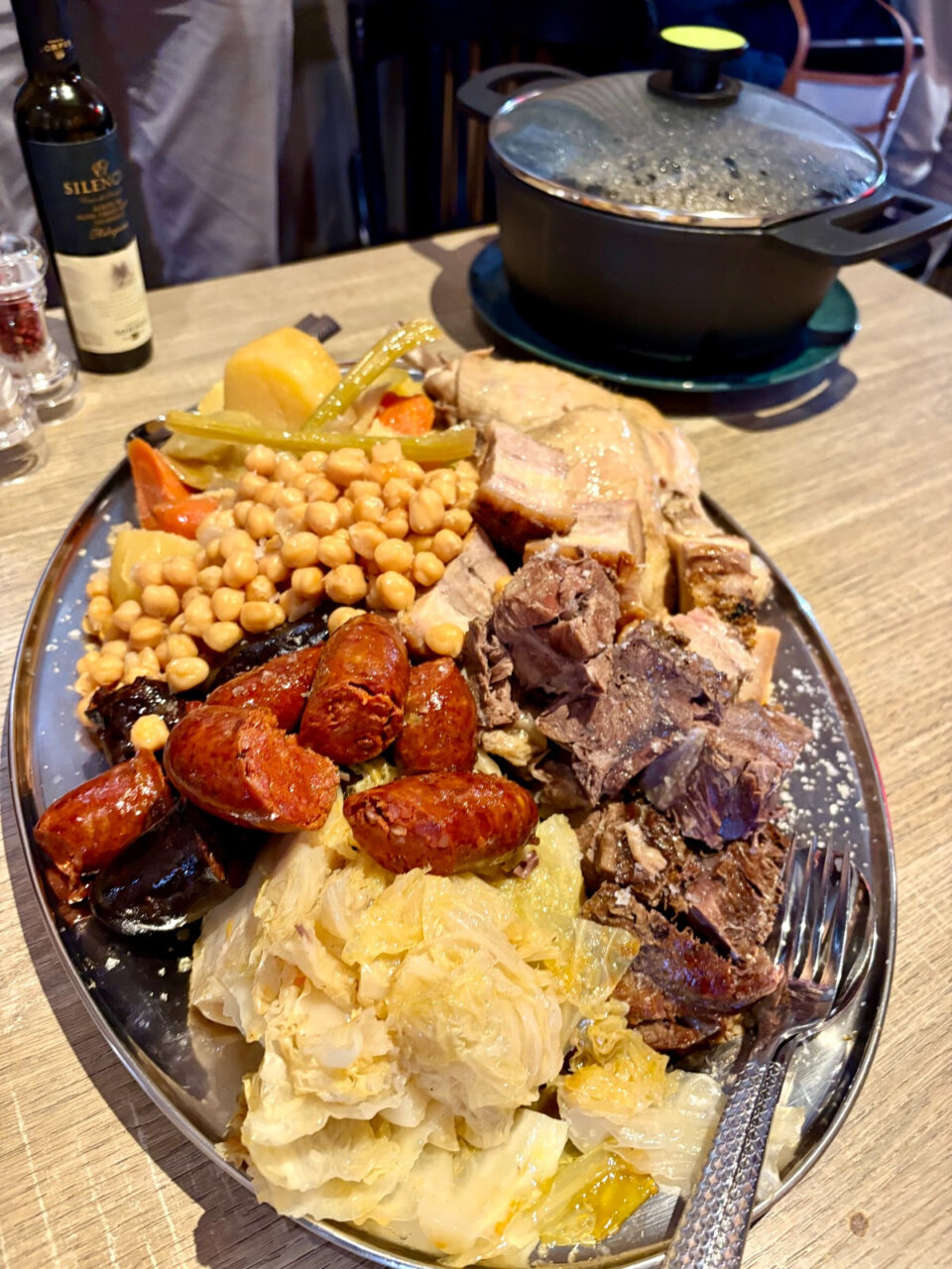 Plato de cocido con carne, garbanzos y verduras en Mallorca