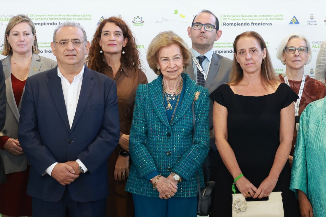 La Reina Sofía junto a otros asistentes en el Congreso de Alzheimer en Ibiza
