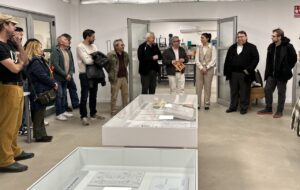 Inauguración de la exposición de Lorena Varea en ADEMA con asistentes