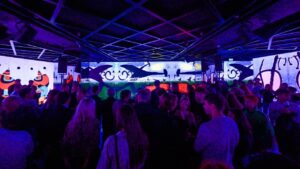 Inauguración de la muestra inmersiva de Miró en Londres con asistentes disfrutando.