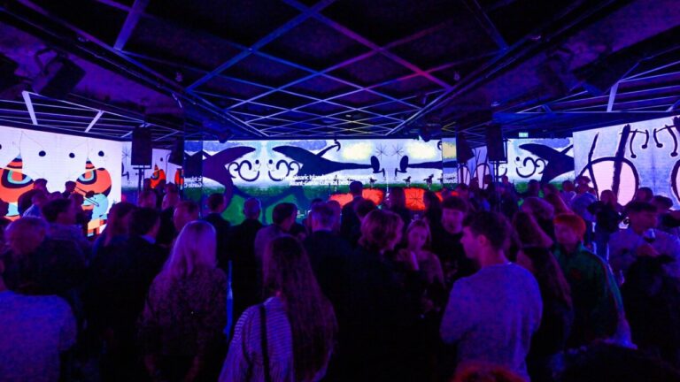 Inauguración de la muestra inmersiva de Miró en Londres con asistentes disfrutando.