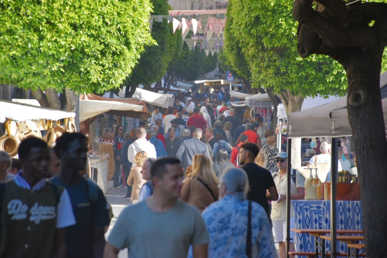 Multitud de personas disfrutando de la feria Dijous Bo en Inca, Mallorca.