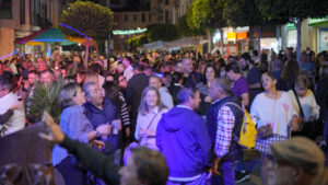 Multitud de personas disfrutando en la celebración del Dimecres Bo en Inca.