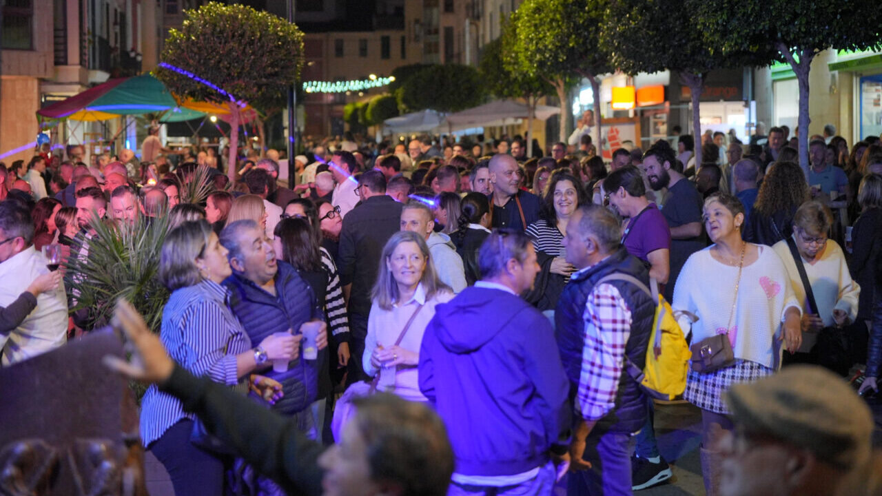 Multitud de personas disfrutando en la celebración del Dimecres Bo en Inca.