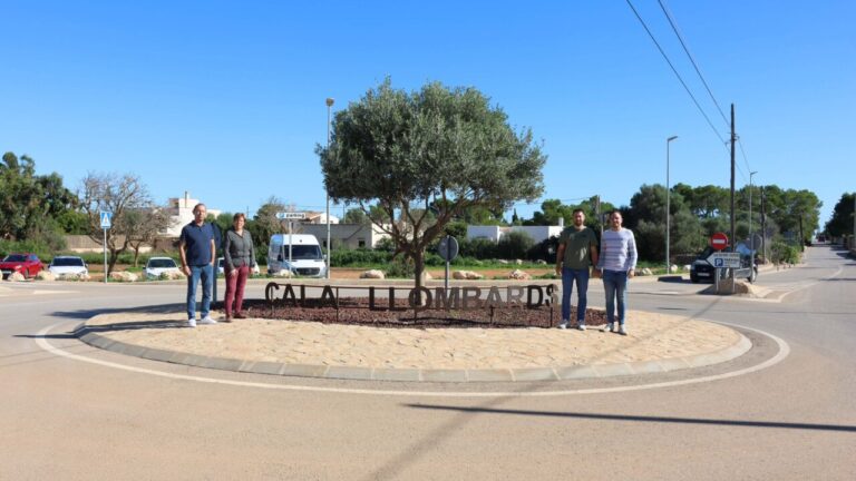 Rotonda de Cala Llombards con señalización