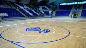 Vista del gimnasio Son Moix con su moderno diseño y asientos azules.