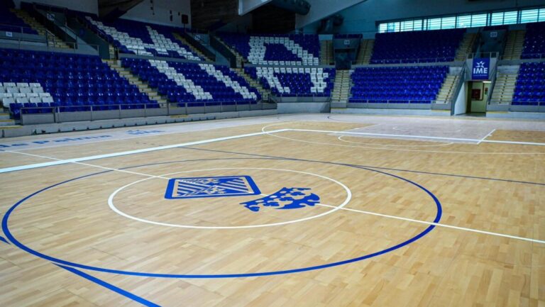 Vista del gimnasio Son Moix con su moderno dise&ntilde;o y asientos azules.