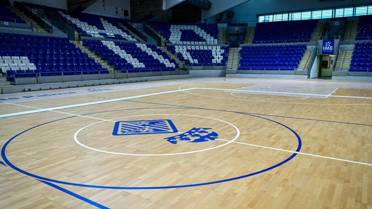 Vista del gimnasio Son Moix con su moderno diseño y asientos azules.