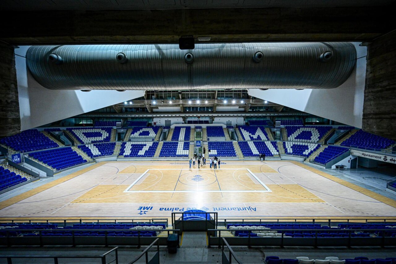 Vista interior del gimnasio Son Moix en Palma con asientos azules y cancha