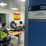 Interior de la comisaría de la Policía Nacional con un agente trabajando