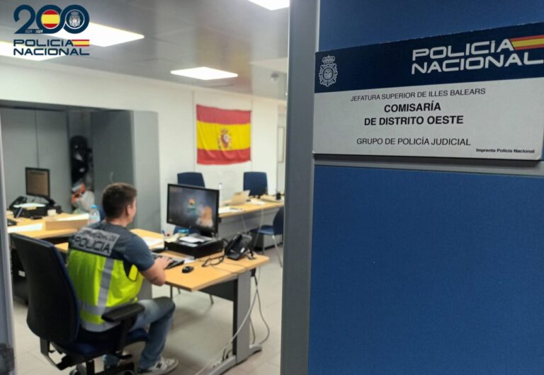 Interior de la comisaría de la Policía Nacional con un agente trabajando