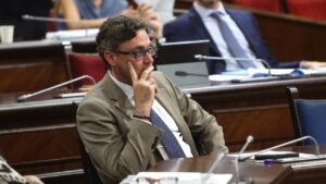 Antoni Costa durante su intervención en el Parlament de las Islas Baleares