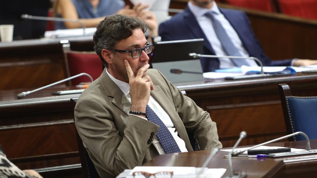 Antoni Costa durante su intervenci&oacute;n en el Parlament de las Islas Baleares